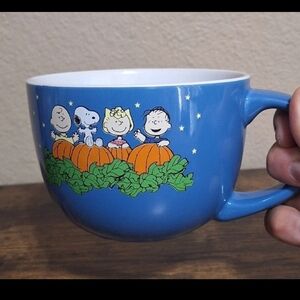 Colorful Snoopy/Peanuts Happy Halloween Large Blue 24 oz Ceramic Soup Bowl/Mug.